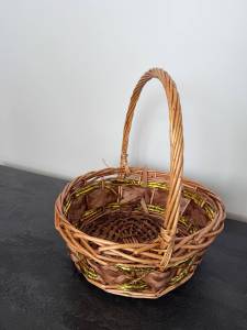 COS CAFENIU DESCHIS DIN NUIELE ROTUND CU TOARTA 35×35 CM / СВЕТЛО-КОРИЧНЕВАЯ КРУГЛАЯ ПЛЕТЕНАЯ КОРЗИНА С РУЧКОЙ 35×35 CM