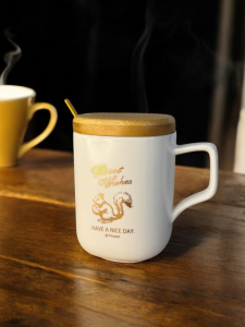 CANA ALB CU LINGURITA SI CAPAC DIN LEMN SET PENTRU CAFEA SI CEAI „BEST WISHES” / КРУЖКА БЕЛАЯ С ЛОЖКОЙ И ДЕРЕВЯННОЙ КРЫШКОЙ НАБОР ДЛЯ КОФЕ И ЧАЯ „BEST WISHES”