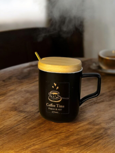 CANA NEGRU CU LINGURITA SI CAPAC DIN LEMN SET PENTRU CAFEA „COFFEE TIME” / КРУЖКА ЧЁРНАЯ С ЛОЖКОЙ И ДЕРЕВЯННОЙ КРЫШКОЙ НАБОР ДЛЯ КОФЕ „COFFEE TIME”