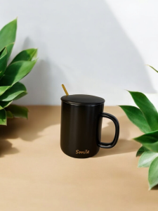 CANA CU CAPAC CERAMIC SI LINGURITA SET ELEGANT „SMILE” / КРУЖКА С КЕРАМИЧЕСКОЙ КРЫШКОЙ И ЛОЖКОЙ