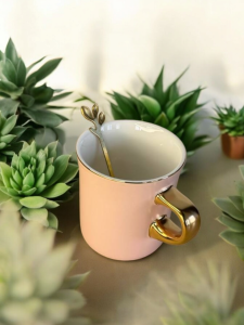 SET ELEGANT DE CANA ROZ CU LINGURITA URIE „PASTEL” / НАБОР СТИЛЬНОЙ РОЗОВОЙ КРУЖКИ С ЗОЛОТИСТОЙ ЛОЖЕЧКОЙ „ПАСТЕЛЬ”