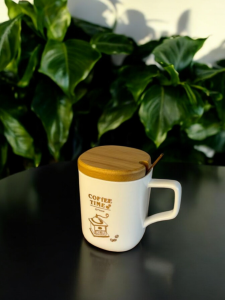 CANA ALBA CU LINGURITA SI CAPAC „COFFEE TIME” / КРУЖКА БЕЛАЯ С ЛОЖКОЙ И КРЫШКОЙ „COFFEE TIME”