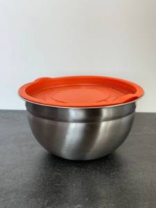 BOL DIN OTEL INOXIDABIL CU CAPAC DE CULOARE PORTOCALIU / МИСКА ИЗ НЕРЖАВЕЮЩЕЙ СТАЛИ С КРЫШКОЙ С ОРАНЖЕВЫМ ЦВЕТОМ (1022-1)