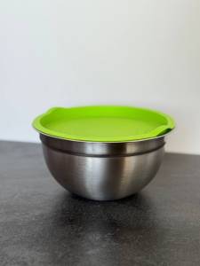 BOL DIN OTEL INOXIDABIL CU CAPAC DE CULOARE VERDE / МИСКА ИЗ НЕРЖАВЕЮЩЕЙ СТАЛИ С КРЫШКОЙ С ЗЕЛЕНЫМ ЦВЕТОМ (1022-2)