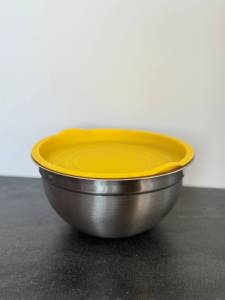 BOL DIN OTEL INOXIDABIL CU CAPAC DE CULOARE GALBEN / МИСКА ИЗ НЕРЖАВЕЮЩЕЙ СТАЛИ С КРЫШКОЙ С ЖЕЛТЫМ ЦВЕТОМ (1022-3)