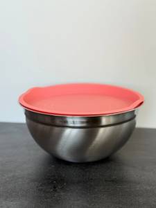 BOL DIN OTEL INOXIDABIL CU CAPAC DE CULOARE ROZ / МИСКА ИЗ НЕРЖАВЕЮЩЕЙ СТАЛИ С КРЫШКОЙ С РОЗОВЫМ ЦВЕТОМ (1022-5)