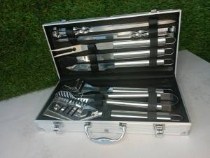 SET 12 USTENSILE PENTRU GRATAR DIN OTEL INOXIDABIL CU DIPLOMAT DE ALUMINIU / НАБОР ИЗ 12 ИНСТРУМЕНТОВ ДЛЯ ГРИЛЯ ОТ НЕРЖАВЕЮЩАЯ СТАЛЬ С АЛЮМИНИЕВЫМ ДИПЛОМАТОМ