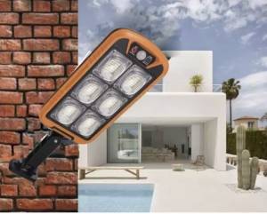 LAMPA PENTRU EXTERIOR CU  PANOU SOLAR /НАРУЖНЫЙ СВЕТИЛЬНИК С СОЛНЕЧНАЯ ПАНЕЛЬ