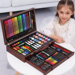 Un set pentru creativitate într-o valiză de lemn de 130 cm/Набор для творчества в деревянном чемодане 130 см.