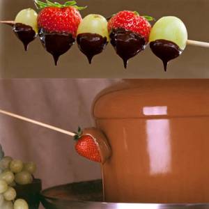 Mini fantan cu fonduta de ciocolata Mini fantana cu fonduta de ciocolata /Мини-фонтан с шоколадным фондю Мини-фонтан с шоколадным фондю
