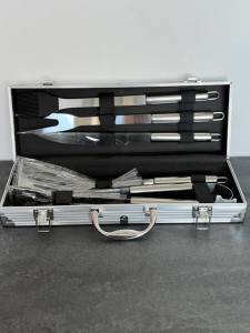 SET DE GRATAR 5 INSTRUMENTE IN GEANTA METALICA / НАБОР ДЛЯ ШАШЛЫКА 5 ПРЕДМЕТОВ В МЕТАЛЛИЧЕСКОМ ЧЕМОДАНЕ (16027-94)