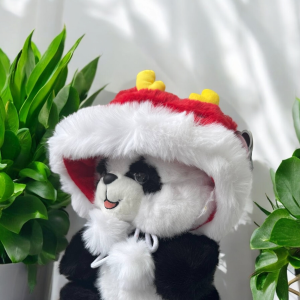 JUCARIE MOALE PANDA 27cm (CU GLUGA ROSU) / МЯГКАЯ ИГРУШКА ПАНДА 27см (С КРАСНЫМ КАПЮШОНОМ)